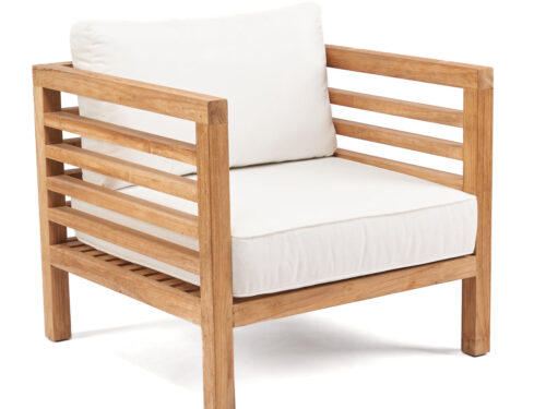 Zimmane teak naturel armchair met witte kussens en open lattenarmleuningen