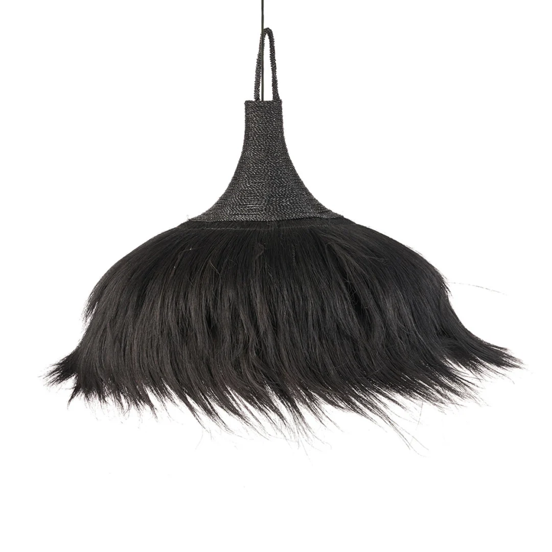 Hanglamp Skaallol Zwart van handgemaakt gras met royale, natuurlijke zwarte kap en speelse franjes