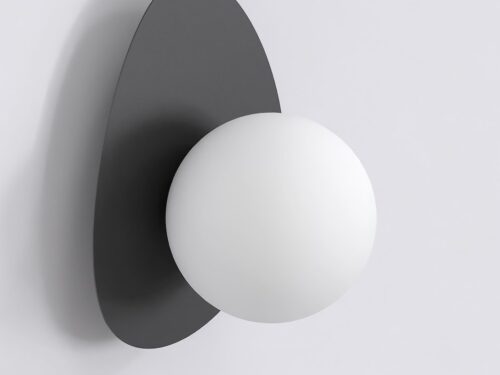 Wandlamp Skonsis Zwart Ø10 cm met zwarte stalen plaat en witte bol voor zacht, modern sfeerllicht