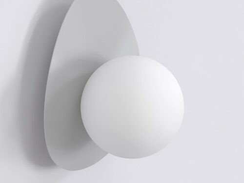 Wandlamp Broskella Grijs Ø10 cm met ronde witte kap en modern sculpturaal design in gepoedercoat staal