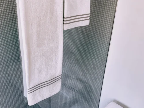 Handdoek Daurnona Grijs 50x100 cm in badkamer, zacht 100% gekamd katoen met absorberende strepen