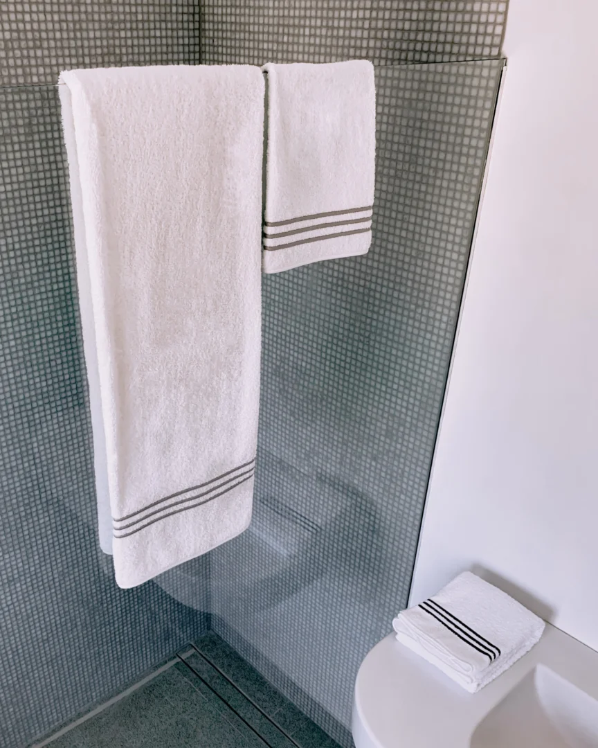 Handdoek Daurnona Grijs 50x100 cm in badkamer, zacht 100% gekamd katoen met absorberende strepen