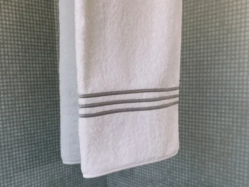 Grijze Klennane handdoek 70x140 cm van gekamd katoen, zacht en absorberend met subtiele strepen