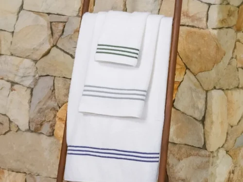 Handdoek Halle Marineblauw 30x50 cm, zachte witte handdoek met blauwe strepen op houten ladder