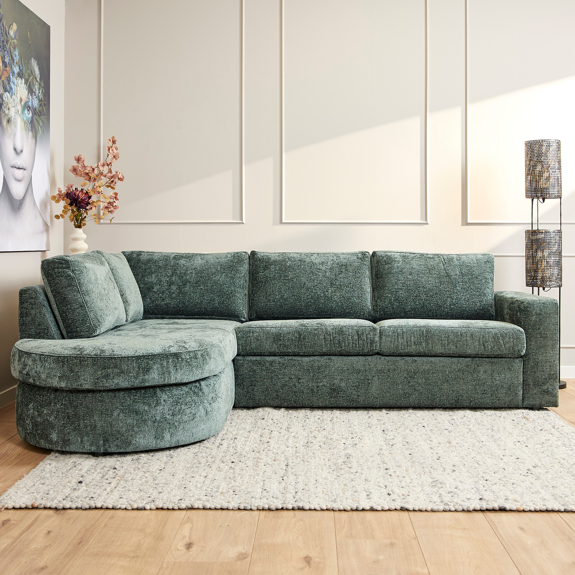 Groene Bank Stoolek met divan, afgeronde hoeken en zachte bekleding in een stijlvolle woonkamer