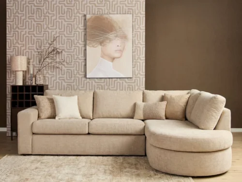Beige hoekbank Alma van polyester met afgeronde vormen en 5 zitplekken in een warme, moderne woonkamer