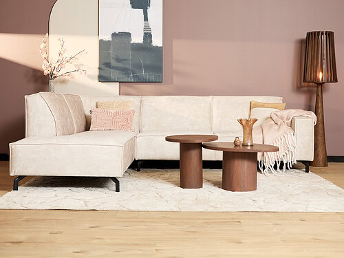Bank Paunnos Velvet Beige in zachte beige velvet, als L-vormige bank in een warm, stijlvol interieur