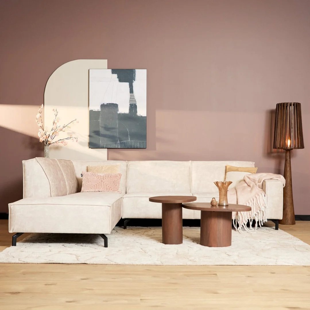 Bank Paunnos Velvet Beige in zachte beige velvet, als L-vormige bank in een warm, stijlvol interieur