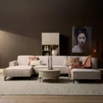 Divan Greldira Roest hoekbank met lounge links, divan rechts en zachte beige bekleding in warm modern interieur