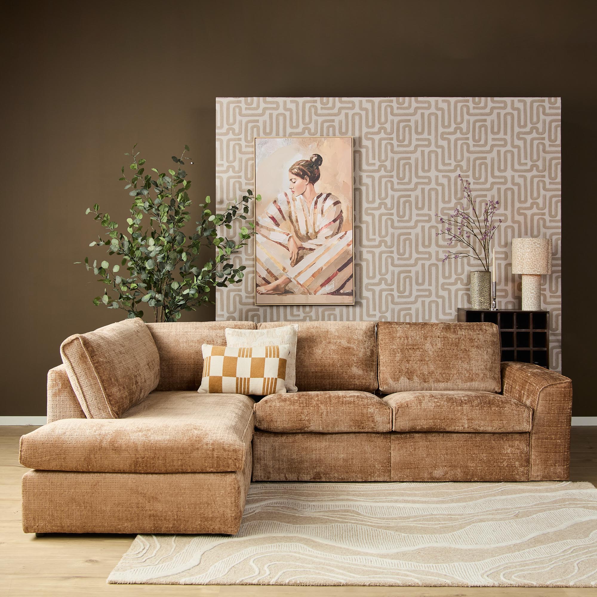 Bank Faarrello Teddy hoekbank in cinnamon ribstof met royale zitting en chaise longue in een warm interieur