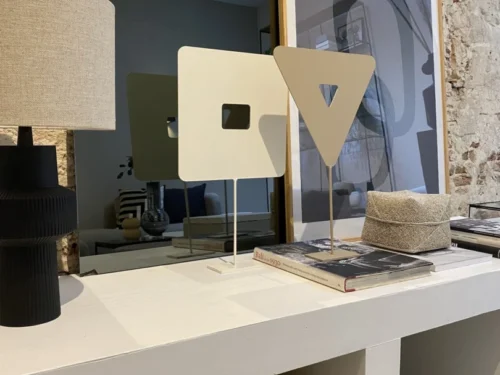 Decoratie Gissa Wit, minimalistische witte deco-stand voor tafel of vensterbank in modern interieur