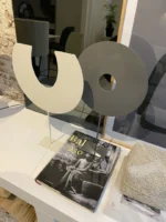 Decoratie Preetand Satijn Grijs met minimalistisch schelpenkettingdesign op metalen standaard