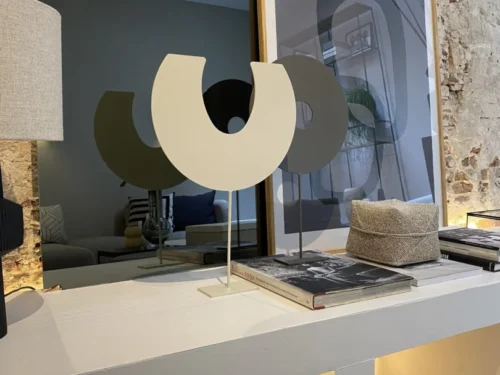 Decoratie Prelond Crème op standaard, minimalistisch schelpvormig woonaccessoire in zachte crème tint
