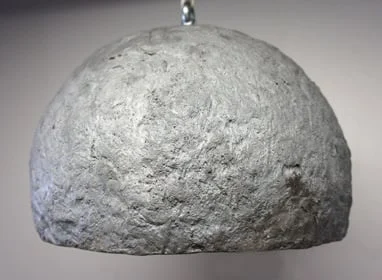 Hanglamp Braannol met stoere ronde kap in natuursteenlook voor een rustige, sfeervolle uitstraling