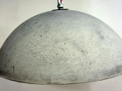 Hanglamp Skoolle met stoere betonlook en bolvormige kap, sfeervolle blikvanger voor het interieur