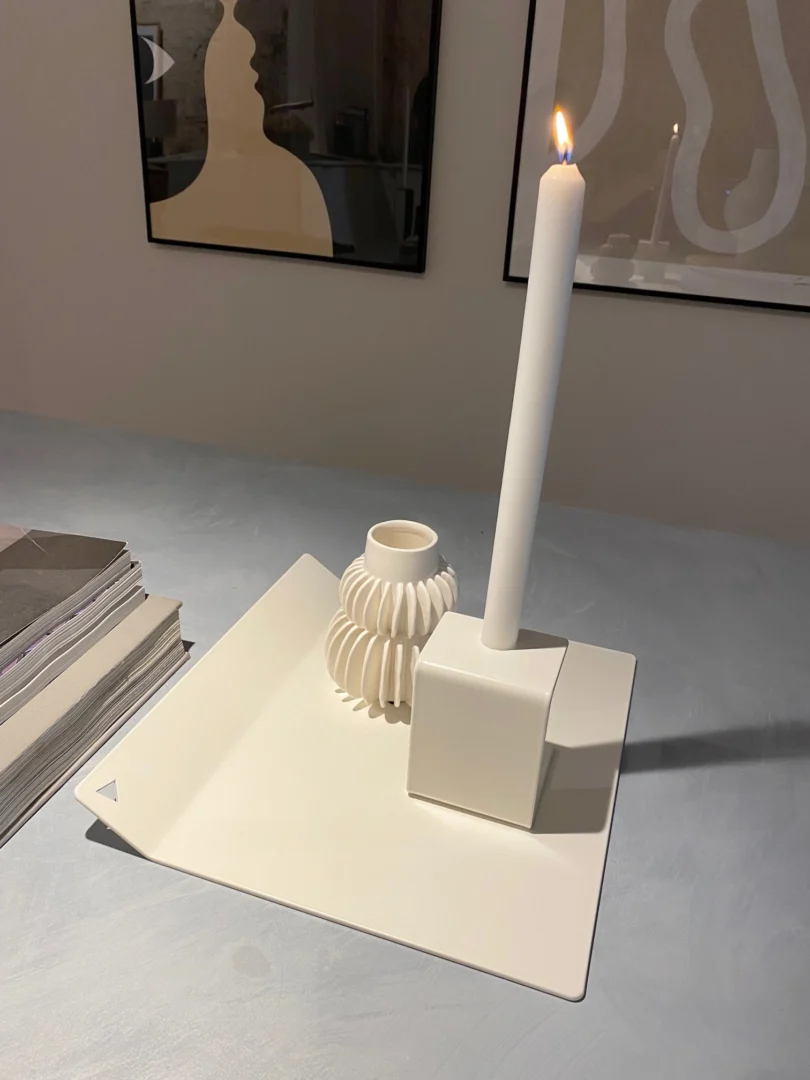 Dienblad Havana Crème met minimalistisch design, 2 mm staal en zachte crèmekleur op de eettafel
