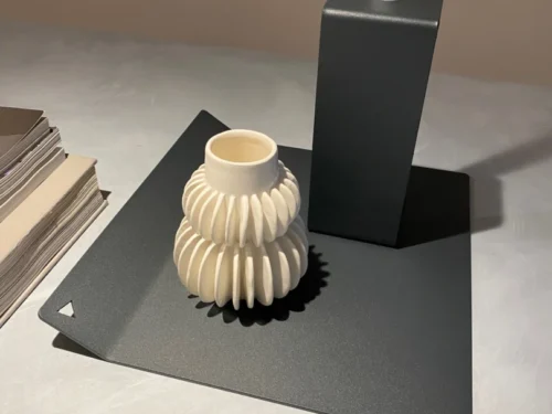 Dienblad Catun antraciet met strak minimalistisch design op een stijlvolle woontafel