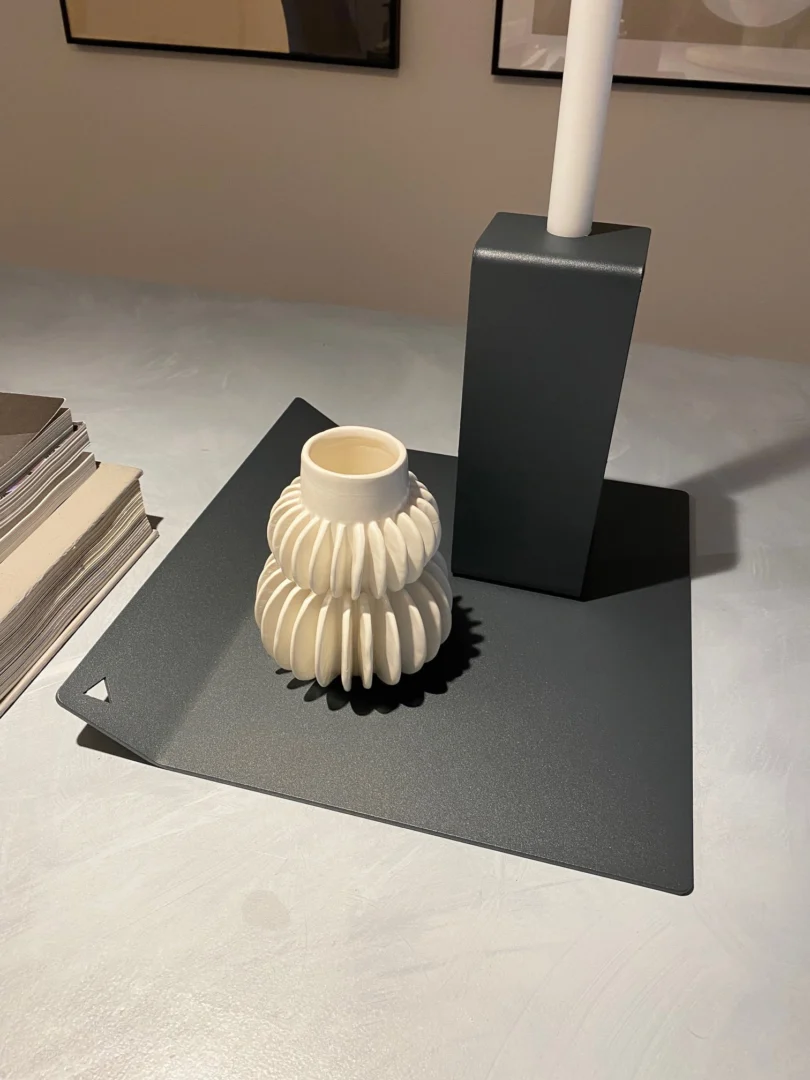 Dienblad Catun antraciet met strak minimalistisch design op een stijlvolle woontafel
