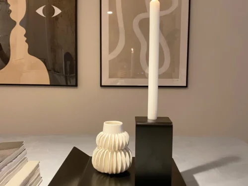 Zwart metalen Sloossena dienblad met kaars en vaas, compact en minimalistisch voor een moderne tafelstijl