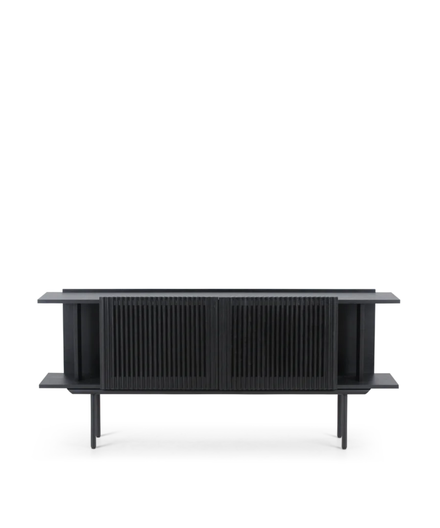 Dressoir Teissek Zwart met louvre-deuren, open vakken en slanke zwarte metalen poten