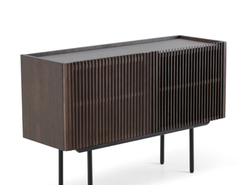 Dressoir Boontea Eiken met lamellenfront, eikenfineer en slanke zwarte poten