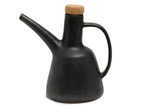 Servies Tummon Zwart olijfoliefles van zwart steengoed met schenktuit, handgreep en kurkstop