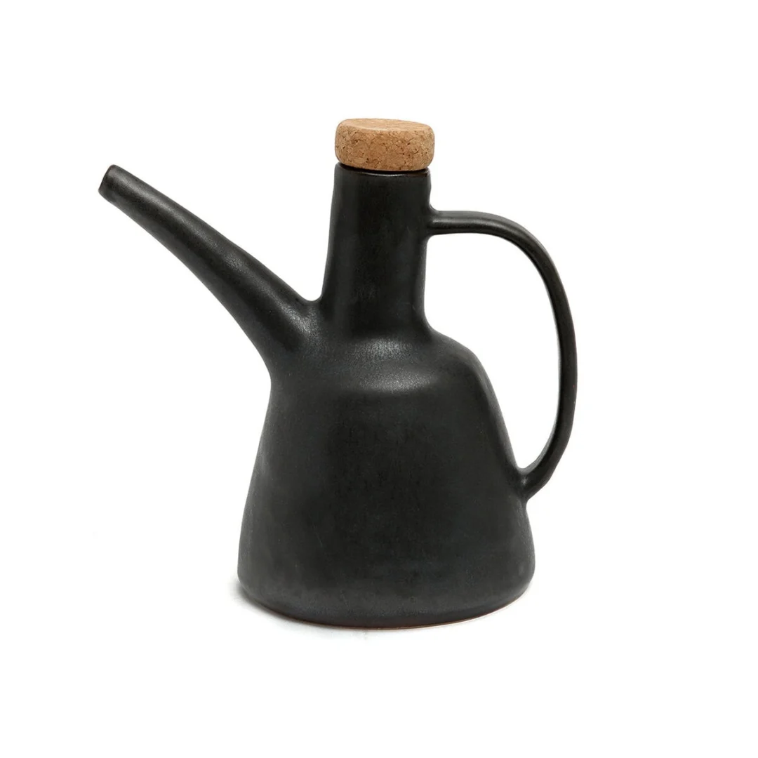 Servies Tummon Zwart olijfoliefles van zwart steengoed met schenktuit, handgreep en kurkstop
