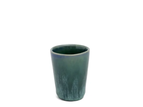 Kopje Trunsa Blauw van steengoed met compacte vorm en diepe blauwgroene glazuurafwerking
