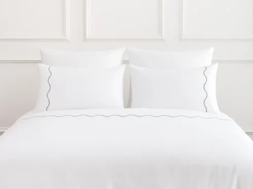Kussenhoes Riensane 80x80 cm set van 2, wit met subtiele sierstiksels op bed