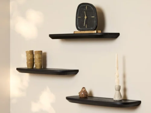 Wandplank Beire mangohout set van 3 in zwart, met decoratieve accessoires aan de muur