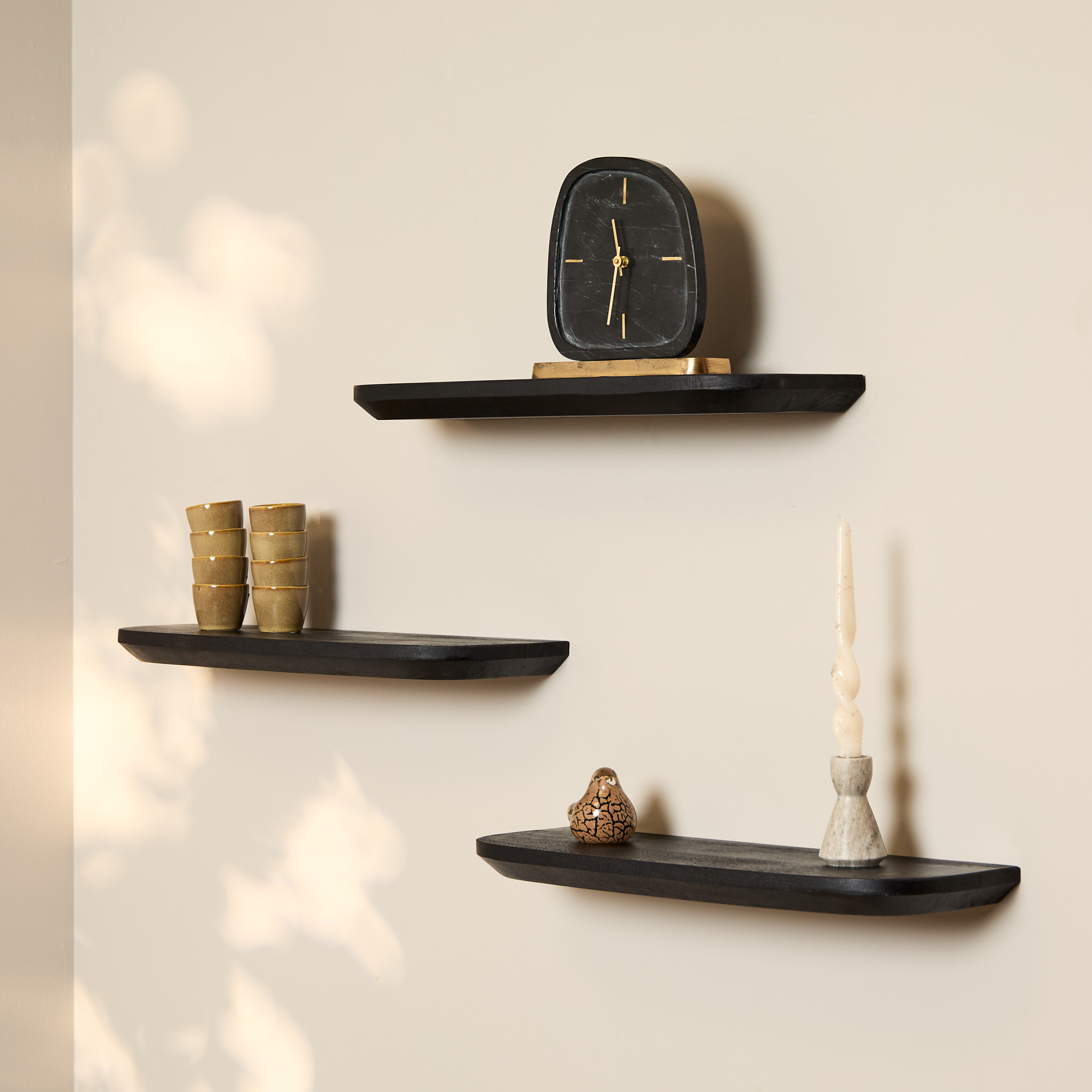Wandplank Beire mangohout set van 3 in zwart, met decoratieve accessoires aan de muur