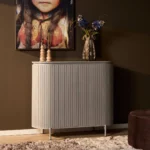 Kast Slaubin Taupe 115 cm met geribbelde fronten, metalen onderstel en warme taupekleur