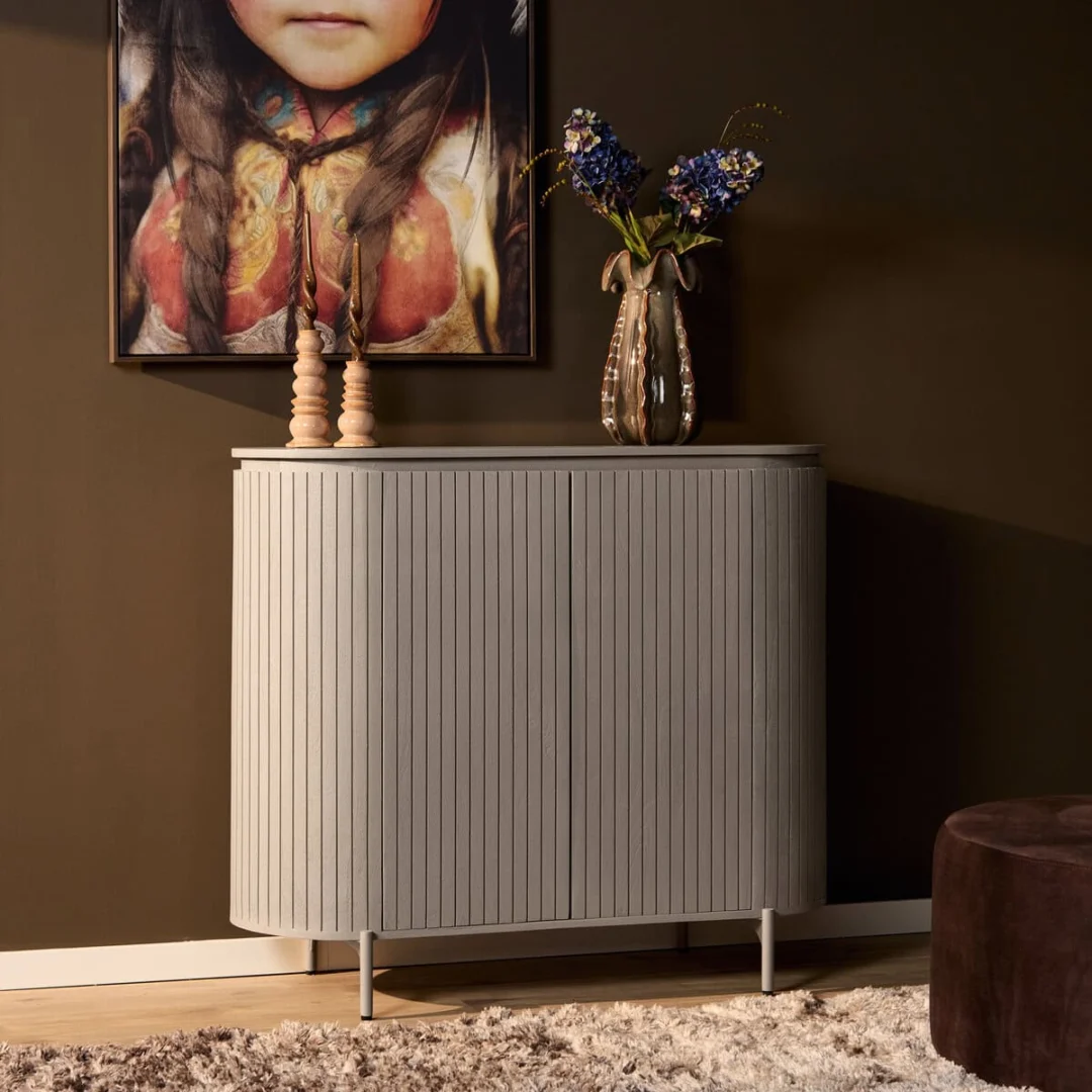 Kast Slaubin Taupe 115 cm met geribbelde fronten, metalen onderstel en warme taupekleur