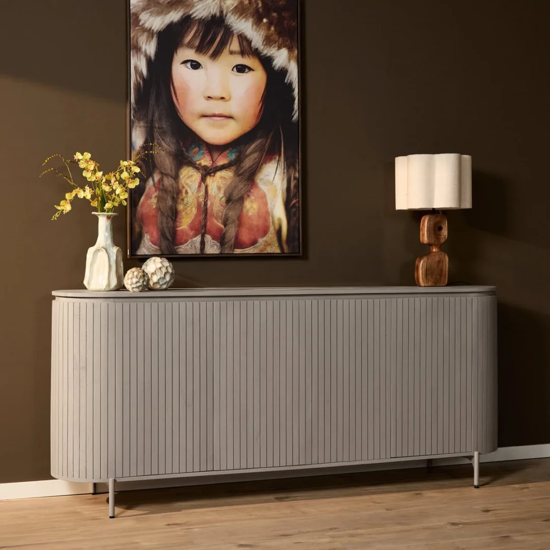 Dressoir Leilvu Taupe 210 cm met ribbeldeur, metalen poten en warme moderne uitstraling