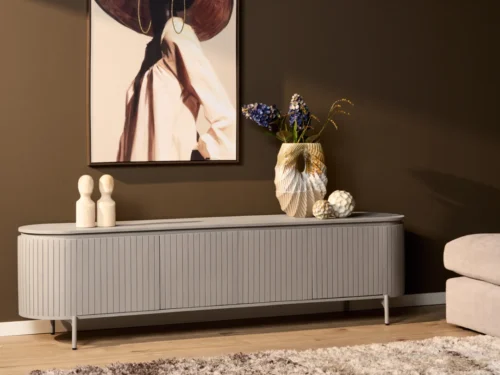 TV-meubel Slolvang Taupe 210 cm met verticaal lattenpatroon en metalen onderstel in sfeervolle woonkamer