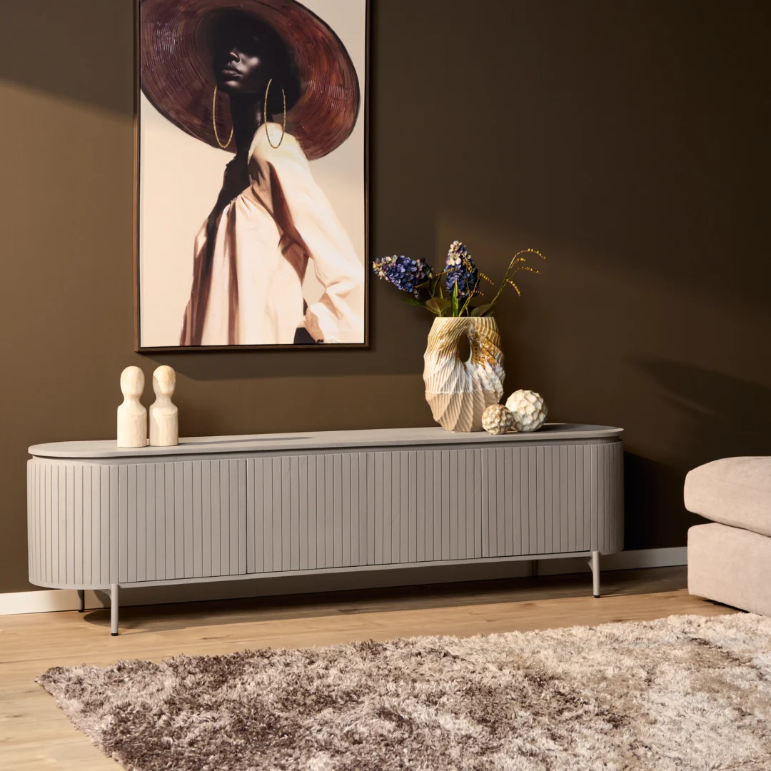 TV-meubel Slolvang Taupe 210 cm met verticaal lattenpatroon en metalen onderstel in sfeervolle woonkamer