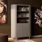 Wandkast Klaadine Taupe 115 cm met verticaal lattenpatroon, open vakken en slank design