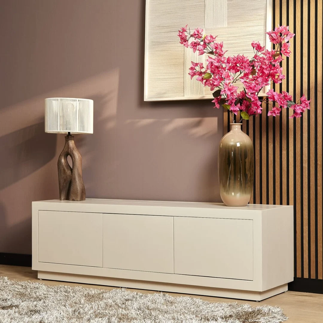 TV-meubel Zumone Zand 150 cm met strakke beige afwerking, drie deuren en modern minimalistisch design