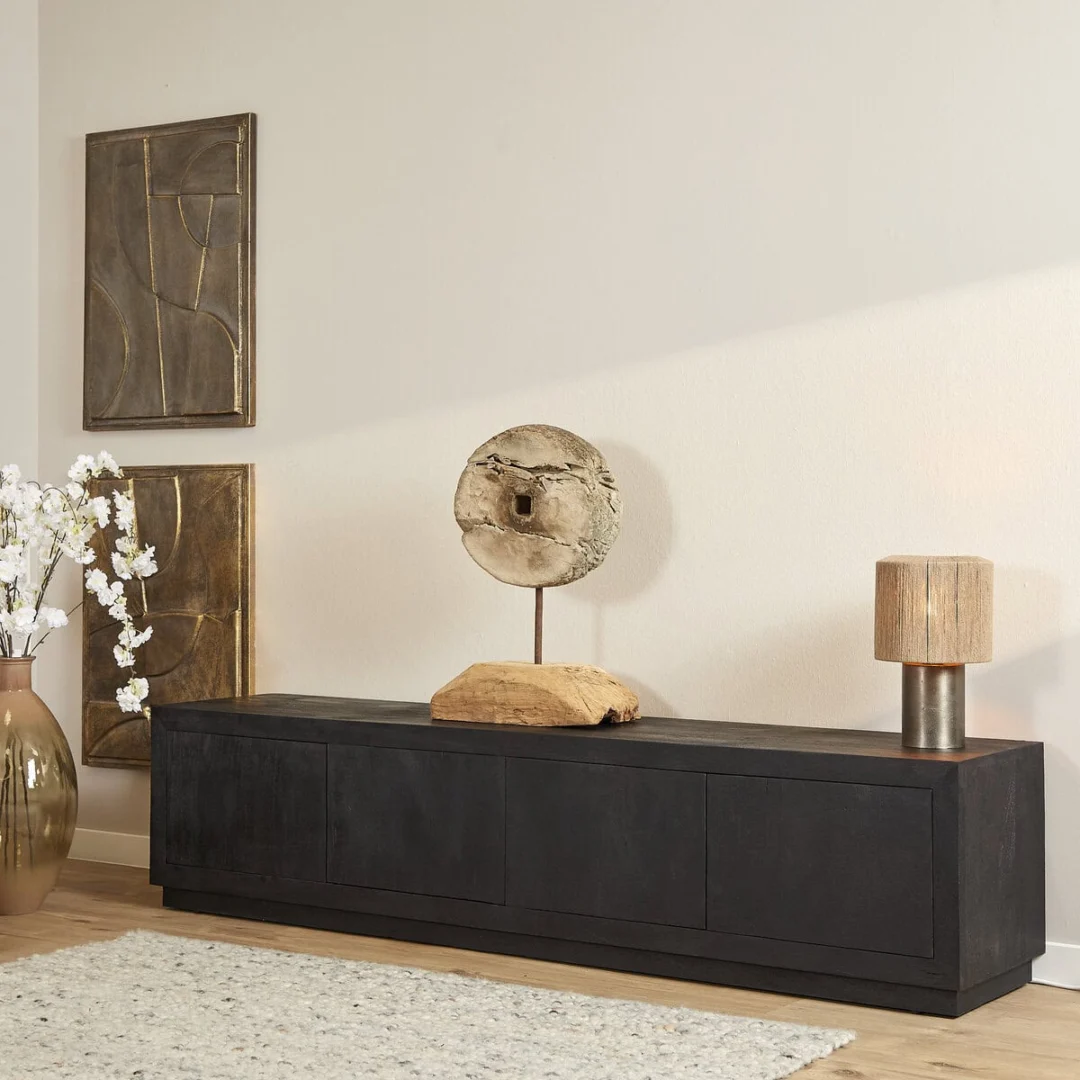 Zwart TV-meubel Stissar 200 cm van mangohout met strak, greeploos design in modern interieur