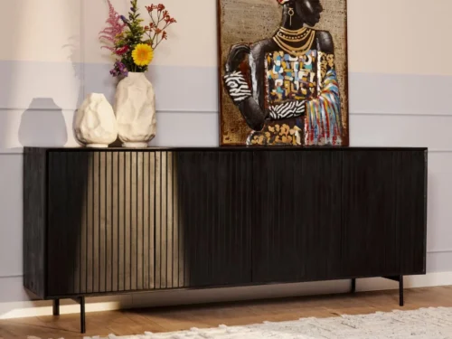 Zwart Troommio dressoir 210 cm met verticale latten, zwarte poten en mango-houtlook in modern interieur