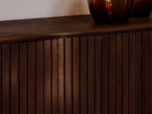TV-meubel Laasone bruin 210 cm met warme houtafwerking en verticaal lattenfront