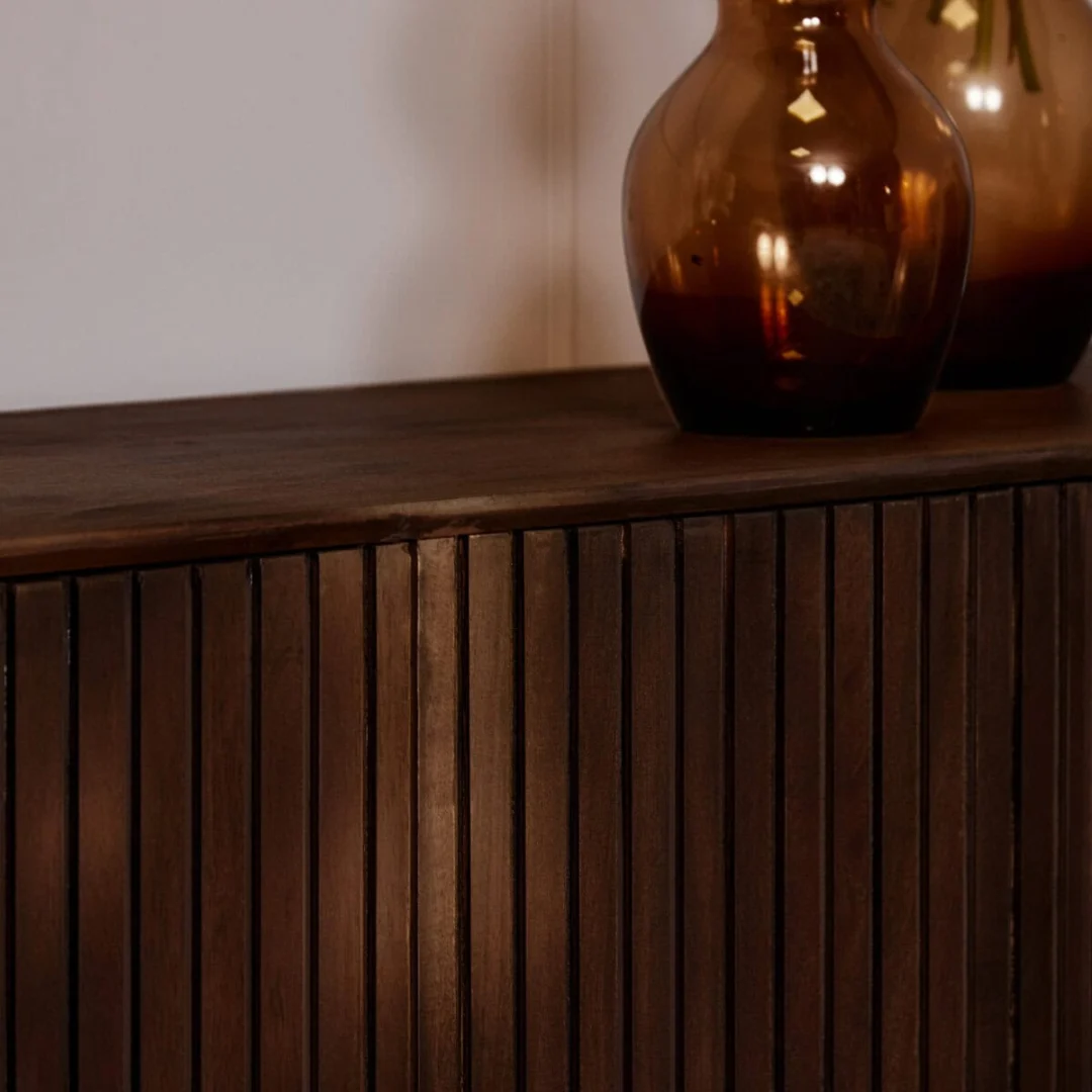 TV-meubel Laasone bruin 210 cm met warme houtafwerking en verticaal lattenfront