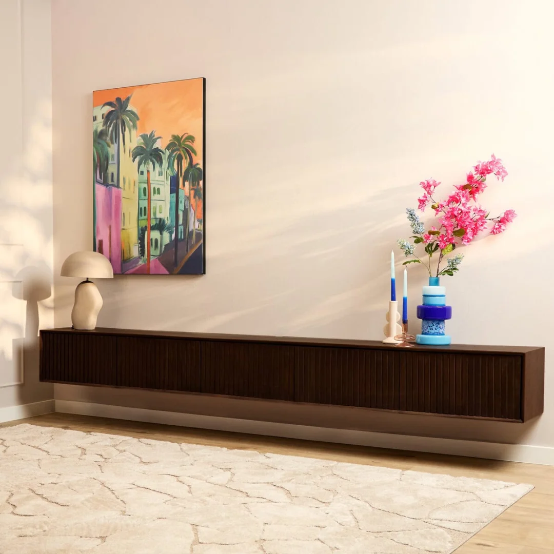 Reirnum bruin tv-meubel 280 cm van mangohout, lang en laag met strakke verticale ribbelafwerking
