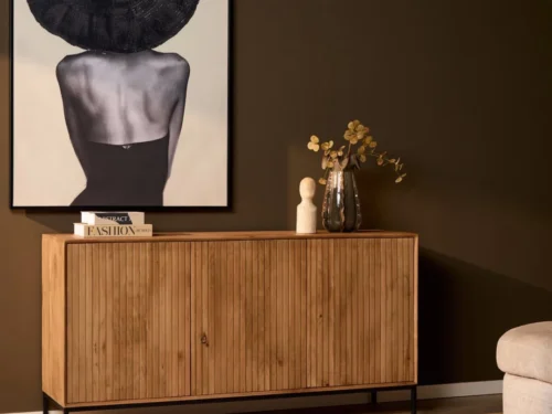 Dressoir Greermaro naturel 165 cm van mangohout met metalen onderstel en verticale latten in warm interieur