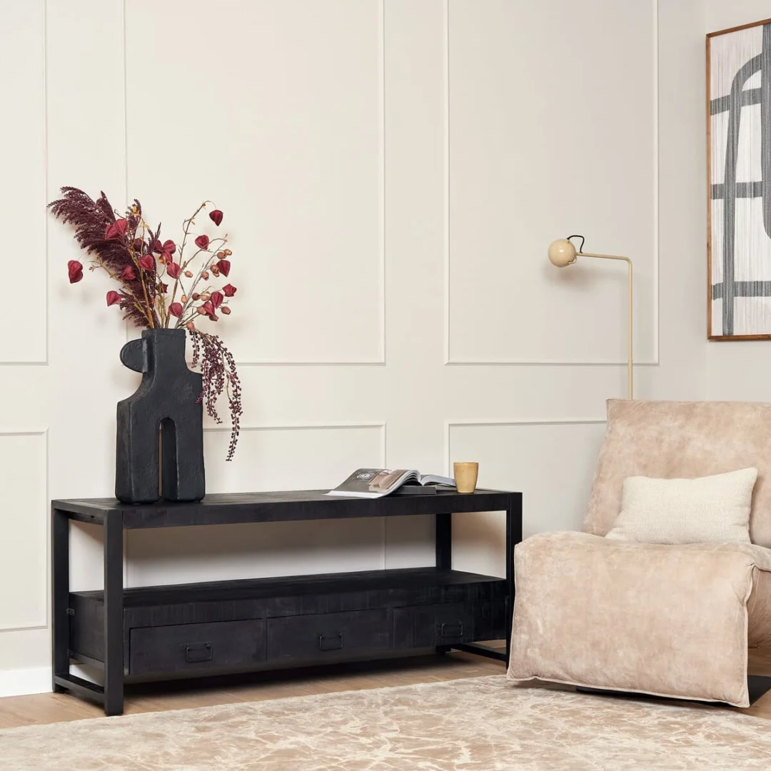 Zwart tv-meubel Skeikol 150 cm met open vak en drie laden in stoere, moderne stijl