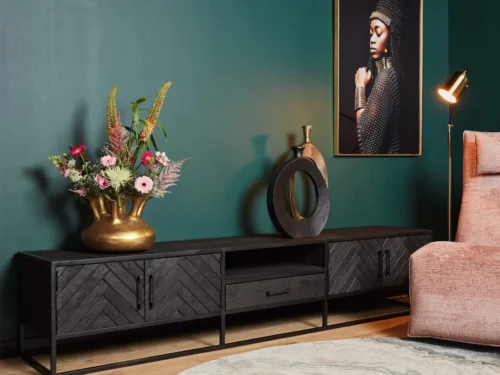 TV-meubel Seeltino Zwart 240 cm met visgraatinleg, mangohout en zwart metalen frame in stijlvolle woonkamer