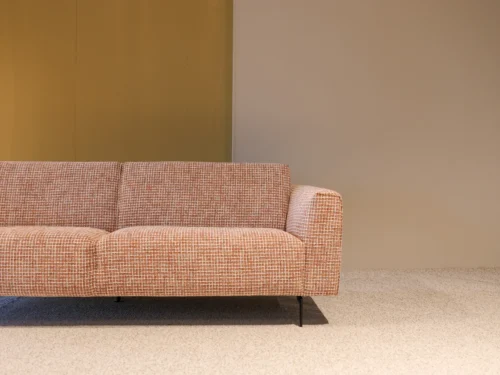 Bank Fesaro Zwart met moderne bouclé-look, royale zit en strakke vorm in stijlvol interieur