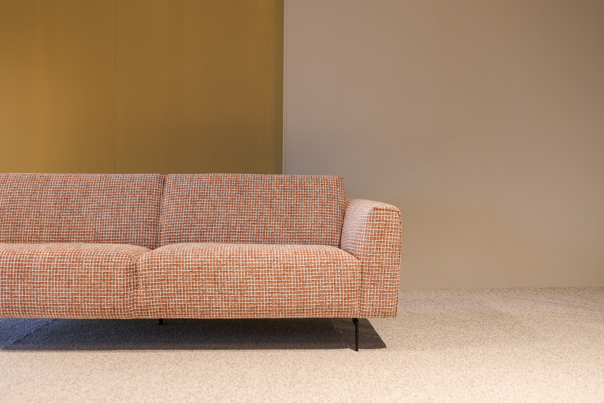 Bank Fesaro Zwart met moderne bouclé-look, royale zit en strakke vorm in stijlvol interieur