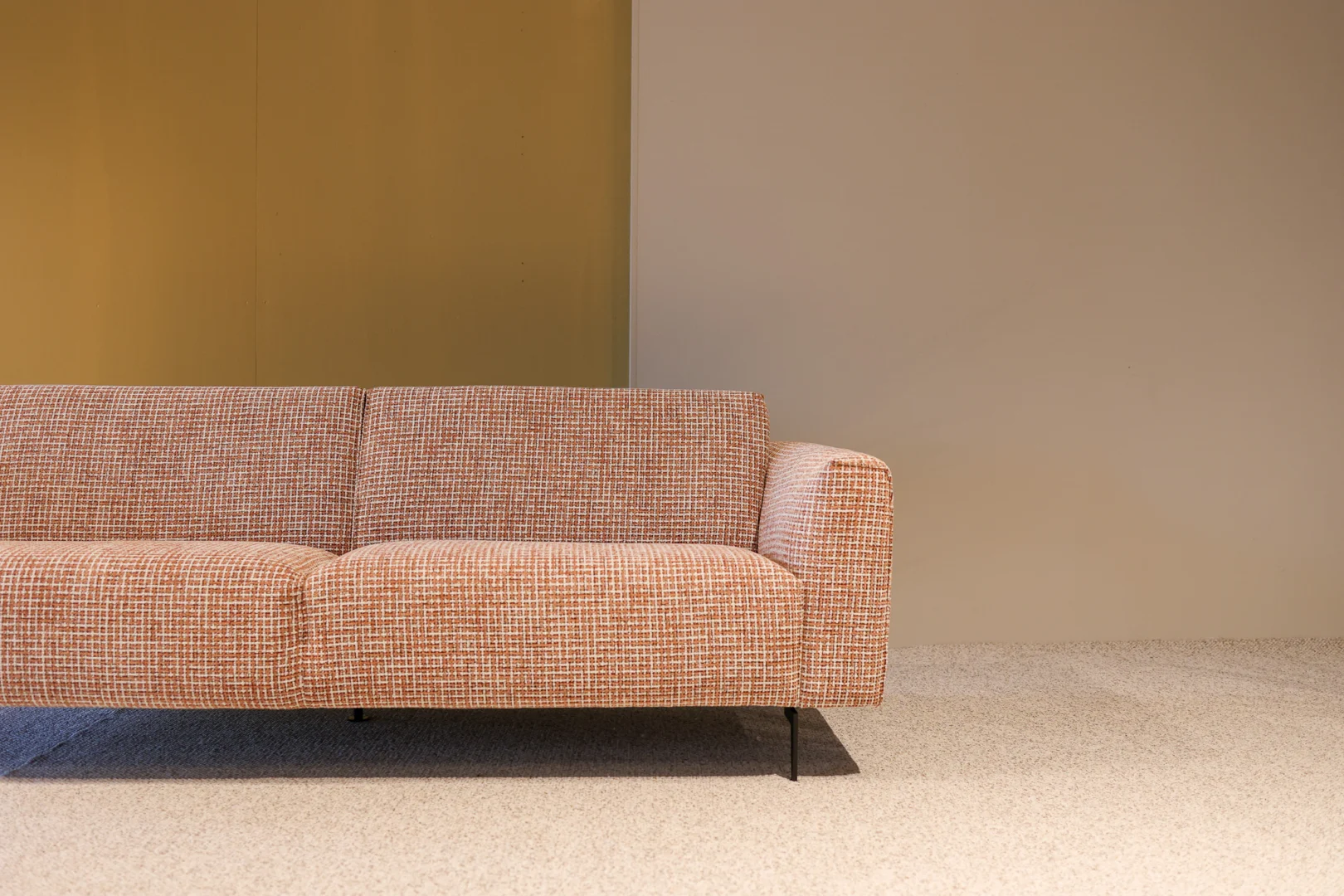 Bank Fesaro Zwart met moderne bouclé-look, royale zit en strakke vorm in stijlvol interieur