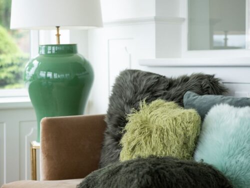 Woonaccessoire Prentino: stijlvolle groene tafellamp voor sfeervol interieur met zachte sierkussens en warme accenten